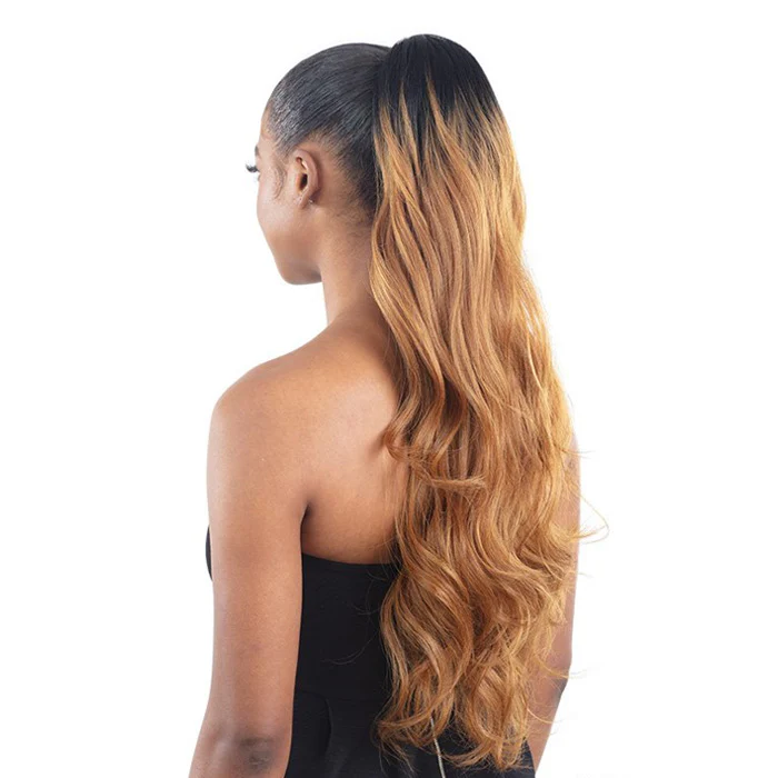 Model Model Gardenia Drawstring Ponytail - MYSTIQUE CURL 26" - Image 2